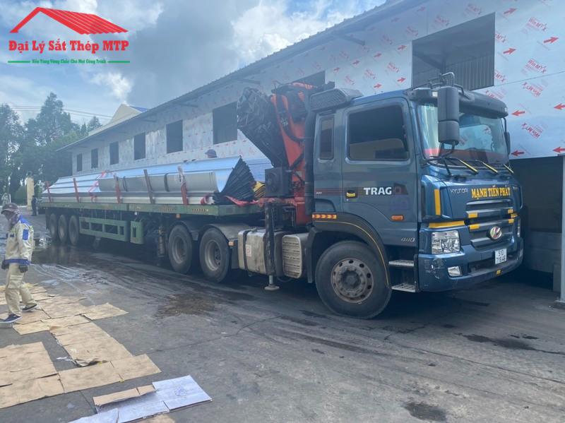 Đại lý Sắt Thép MTP vận chuyển tôn seamlock tới tận công trình