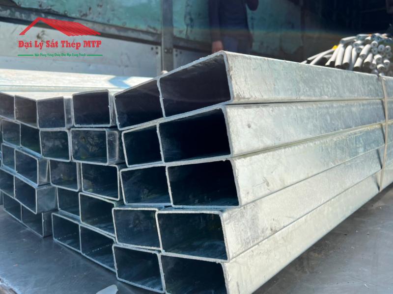 Thép hộp chữ nhật mạ kẽm nhúng nóng có lớp mạ dày hơn nên chống oxy hóa được trong cả môi trường biển