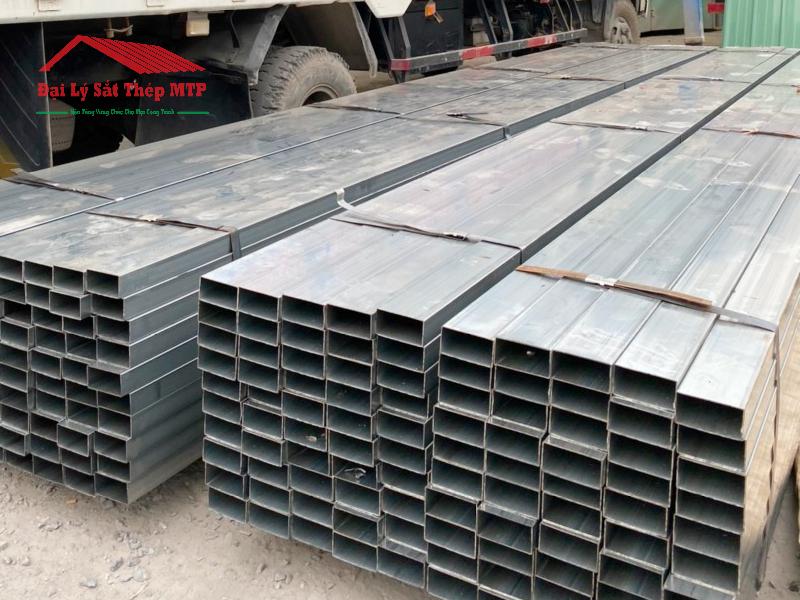 Thép hộp chữ nhật mạ kẽm bề mặt có lớp kẽm mạ chống rỉ sét tốt, sử dụng phổ biến