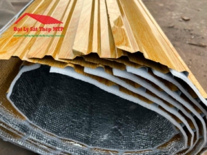Tôn PE gồm hai lớp là tôn và PE-OPP, giảm nhiệt, giảm ồn tốt