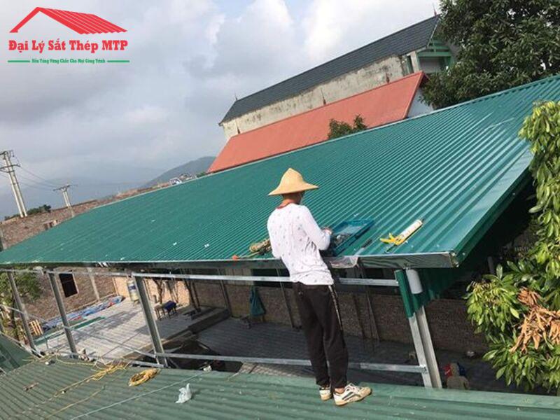 Sử dụng tôn cán 9 sóng thi công lợp mái hiên nghỉ mát