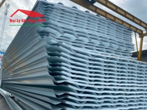 Tôn PE kháng nước tốt, giảm tiếng ồn, giá rẻ, dễ thi công