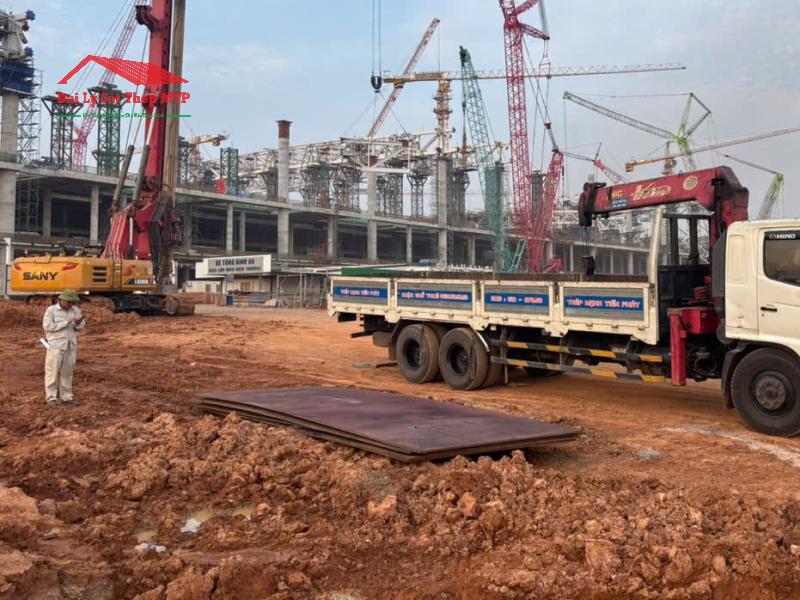Vận chuyển 7 tấn thép tấm cho công trình xây dựng tuyến đường cao tốc Long Thành - Dầu Giây 