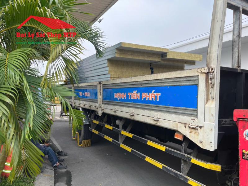 Cung cấp 1000m tôn cách nhiệt Đông Á làm vách ngăn cho công ty cổ phần MRC Việt Nam, Long An