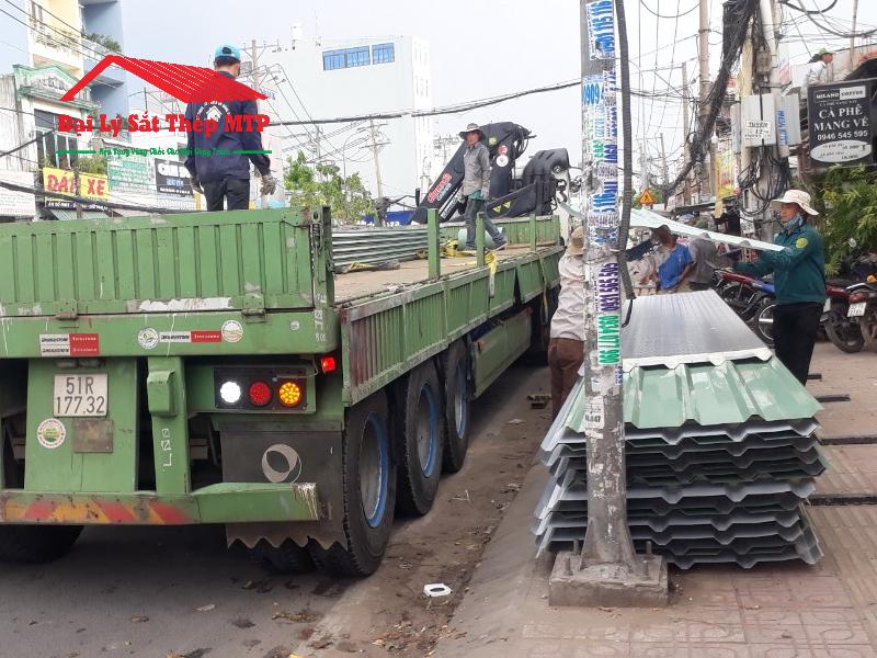 Giao 100 tấm tôn cách nhiệt Hoa Sen cho dự án tòa nhà văn phòng Eco Tower tại TP.HCM
