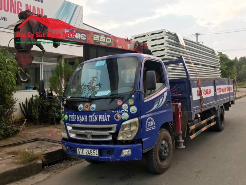 Giao 80 tấm tôn cách nhiệt Hoa Sen cho công trình nhà xưởng ABC tại Long An