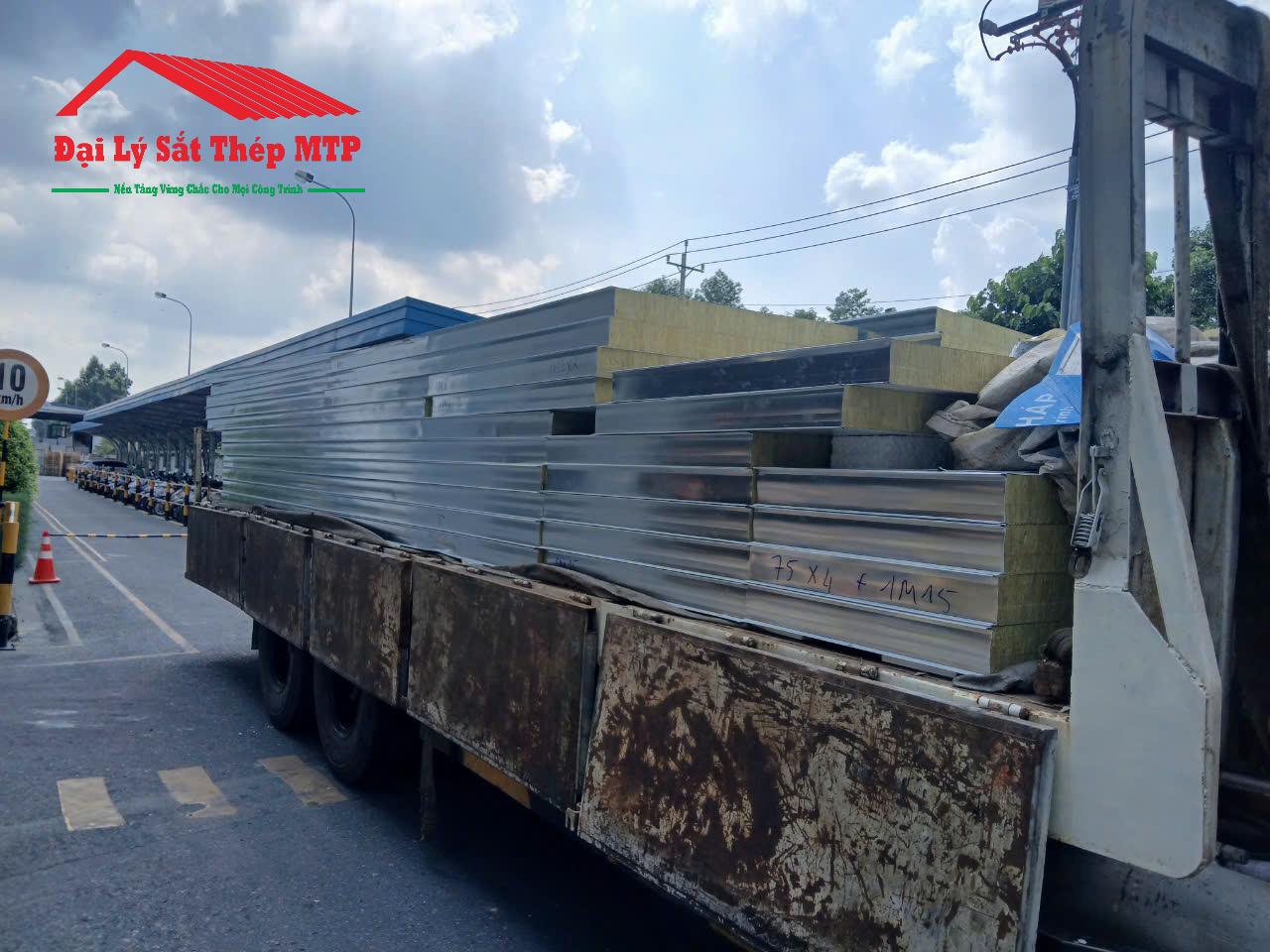 Cung cấp 2 tấn tôn trần 3 lớp cho công trình bệnh viện quốc tế tại Bình Dương