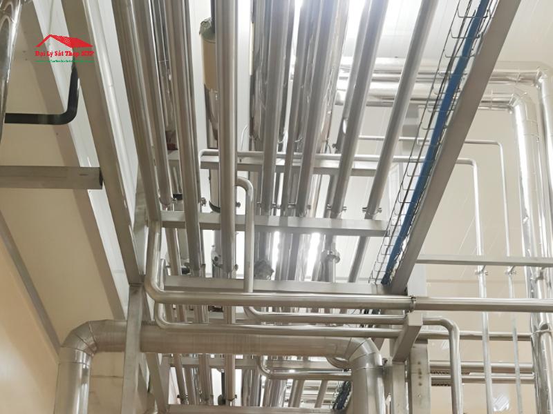 Hệ thống đường ống dẫn nước tại nhà máy thực phẩm