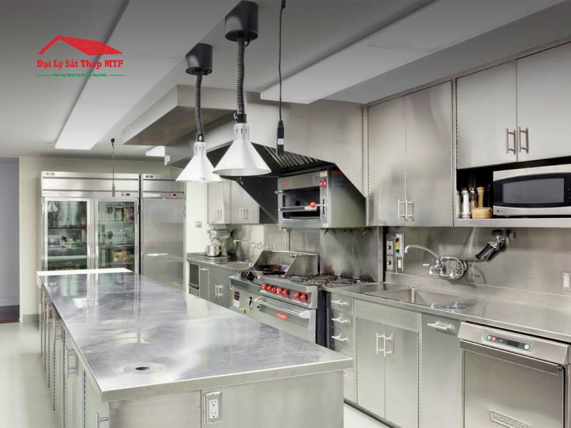 Tấm inox 9mm úng dụng làm bàn làm việc trong các bếp ăn nhà hàng