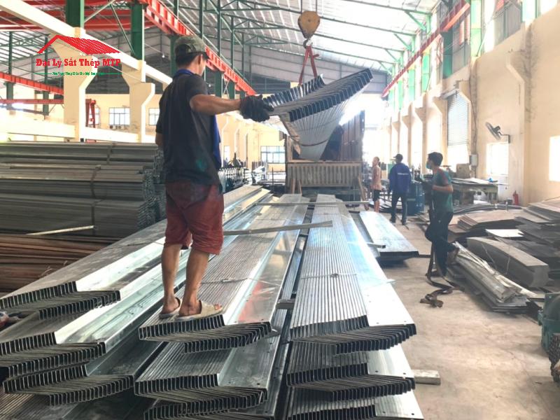 Cung cấp 300 cây xà gồ Z Đông Á cho công trình nhà xưởng chế biến nông sản tại Tiền Giang