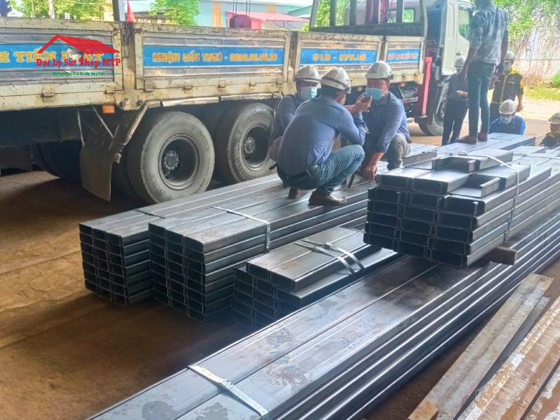 Giao 200 cây xà gồ C Nam Kim phục vụ dự án cải tạo mái che nhà ga tại Bình Dương