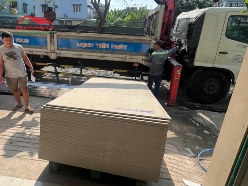 Săt Thép MTP giao tấm cemboard dày 12mm tận nơi cho khách hàng, đảm bảo chất lượng, giá rẻ