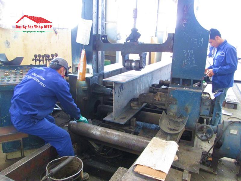Gia công cắt vì kèo thép tại Sắt Thép MTP