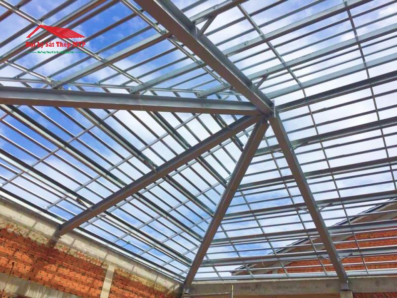 Vì kèo thép bền, chắc, nhẹ hơn gỗ, dễ lắp đặt, tháo dỡ