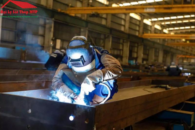 Quy trình gia công cắt chặt thép la tại nhà máy