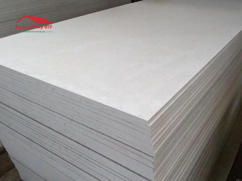 Tấm cemboard dày 12mm là vật liệu sản xuất từ xi măng Portland, cát siêu mịn và sợi cellulose, dạng tấm dày 12mm