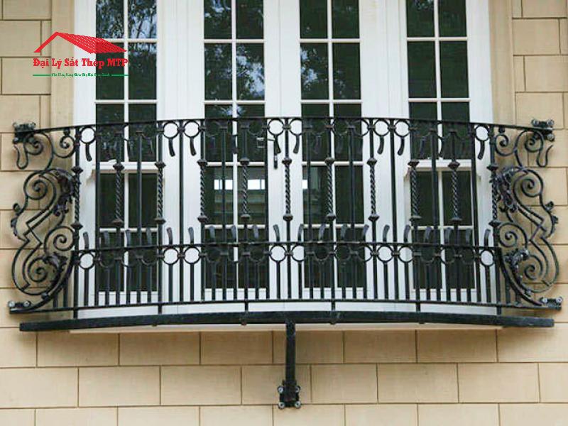 Sắt hộp làm lan can cửa sổ khách sạn có hoa văn