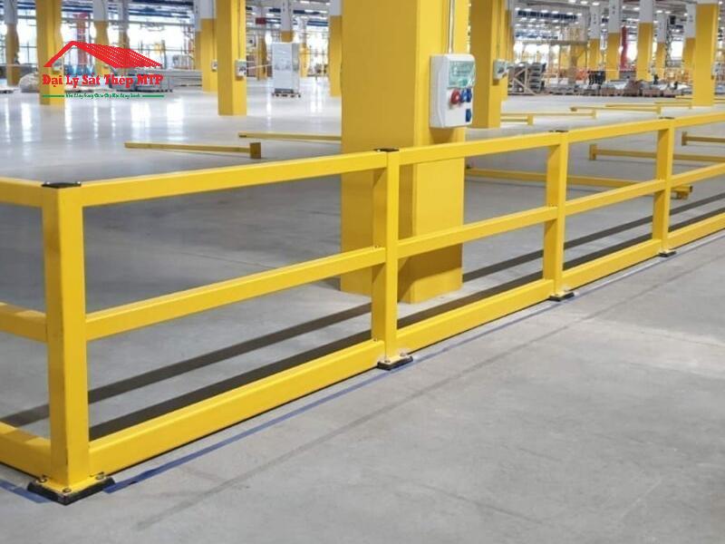 Sắt hộp làm lan can ngăn cách các khu vực trong kho bãi