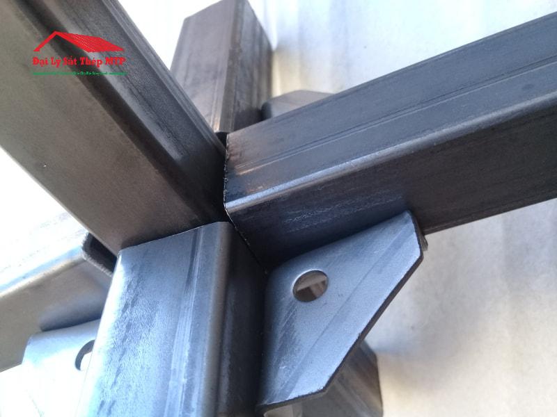 Liên kết sắt hộp sử dụng các phương pháp ghép nối như hàn, sử dụng bulong, bản mã,... để liên kết các thanh thép hộp với nhau
