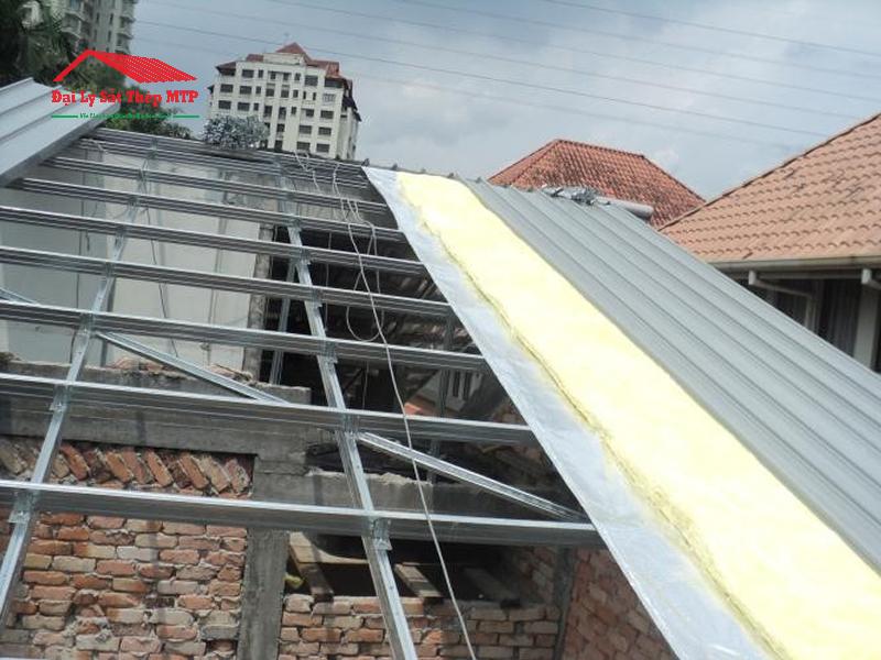 Dùng sắt hộp làm mái tôn có giá thành rẻ hơn, chịu lực tốt, độ bền cao, giảm trọng lượng cho kết cấu bên dưới