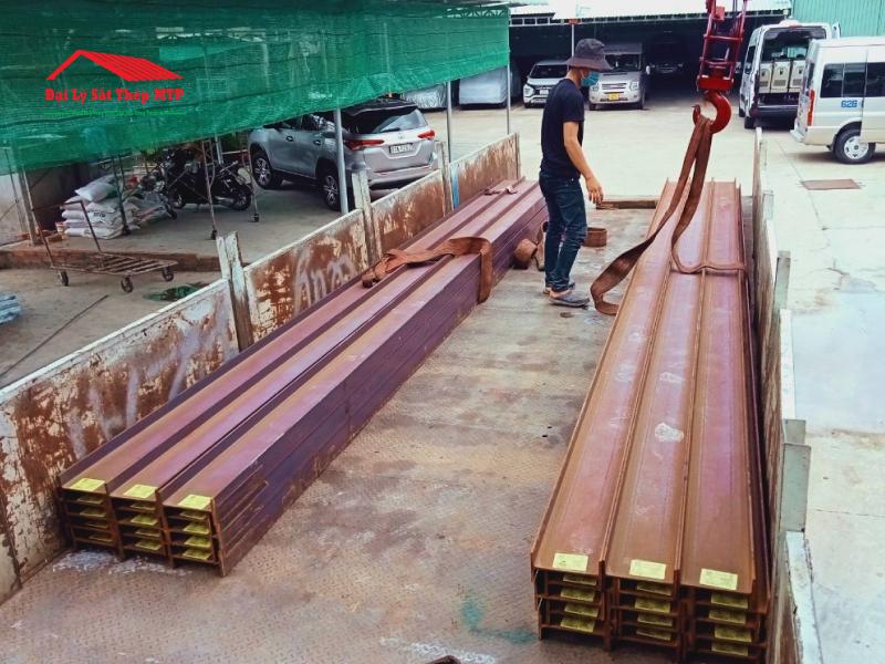 Giao 25 cây thép hình H148x100x6x9 Posco cho công trình showroom ô tô tại Thuận An, Bình Dương