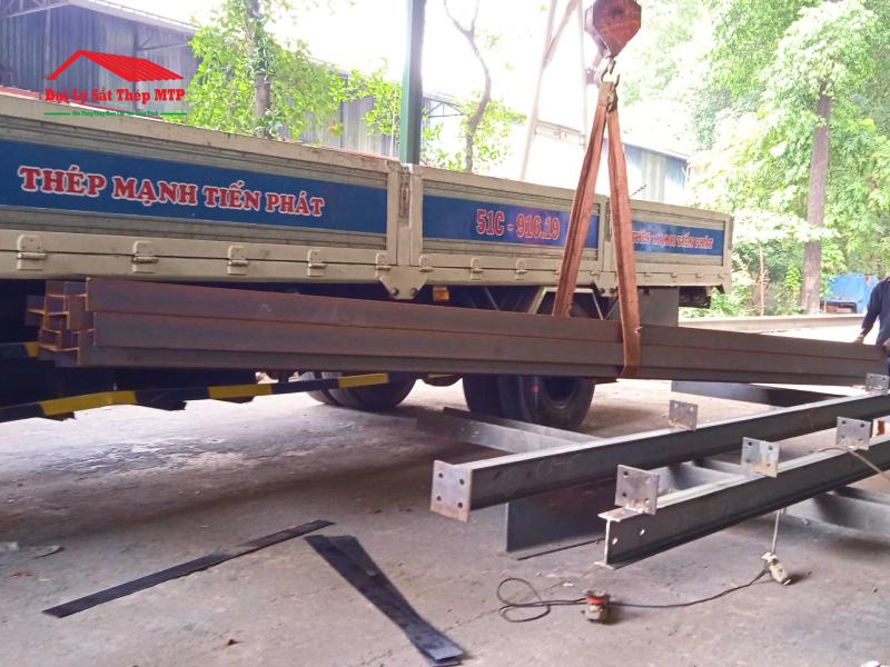 Giao 12 cây thép H148 Posoco cho xưởng cơ khí Quận 12