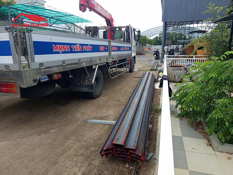Giao 32 cây thép hình H148x100x6x9 Posco dài 12m cho công trình nhà xưởng tại KCN Tân Đức, Đức Hòa, Long An