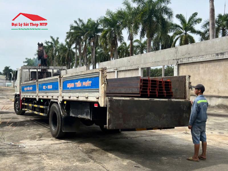 Giao 27 cây thép hình I250 Posco đen cho Công ty TNHH Hoàng Phát D&C tại khu vực Đài Chiến Thắng, Lai Uyên, Bàu Bàng, Bình Dương