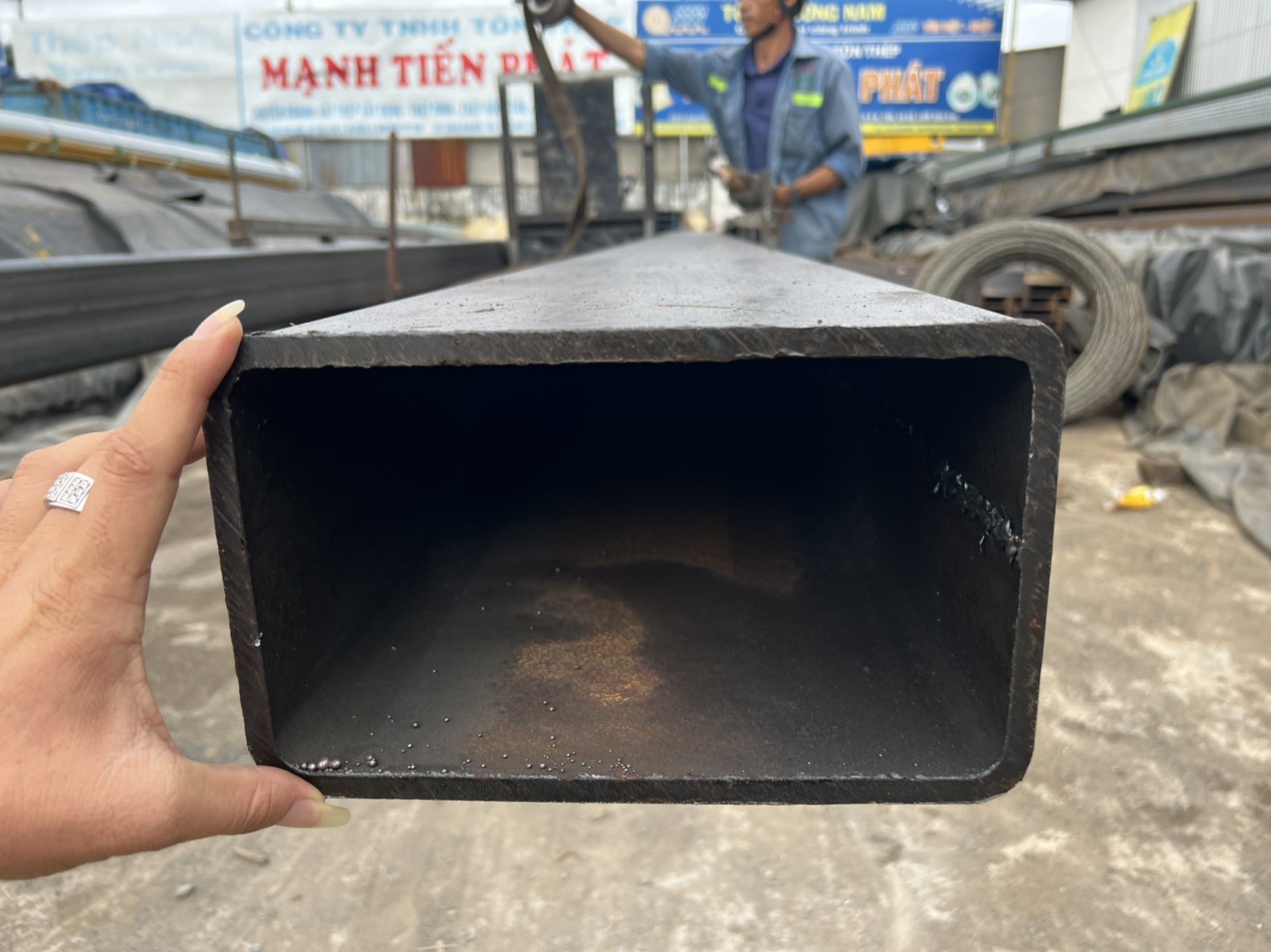 Thép hộp 150x250 là hộp chữ nhật cỡ lớn, thích hợp cho các hạng mục cần chịu lực