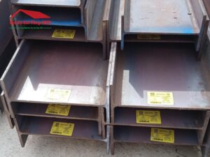Thép hình I496 đen không có lớp mạ nên dễ bị rỉ sét hơn thép mạ kẽm