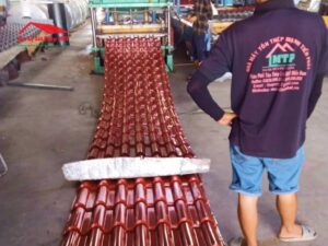 Tôn giả ngói là loại tôn được gia công cán sóng ngói từ tôn lạnh màu/kẽm màu, mô phỏng mái ngói truyền thống