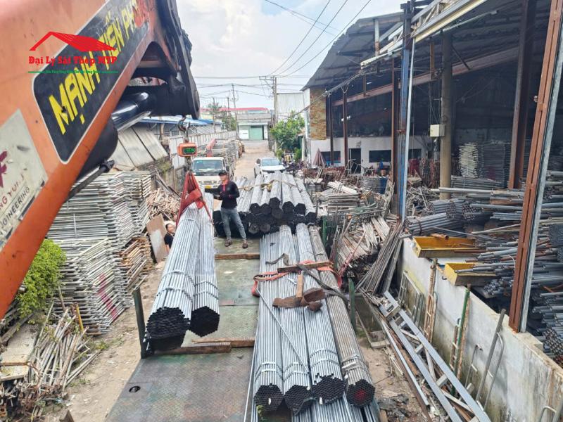 Giao 30 tấn thép ống phi 21 mạ kẽm Nam Hưng cho xưởng Giàn Giáo VX - Bình Chánh