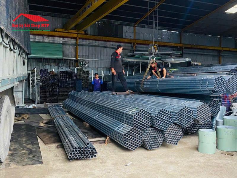 Giao 500 cây ống thép Hòa Phát phi 21 đến công trình nhà xưởng tại KCN Tân Bình, TP.HCM