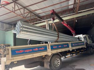 Nhân viên MTP kiểm tra mã độ dày và hồ sơ CO-CQ trước khi giao lô hàng phi 168 tại TP.HCM