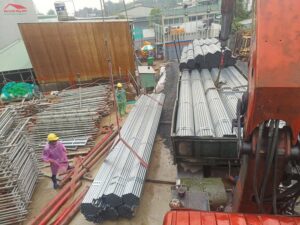 Xe tải chuyên dụng MTP chở 200 cây ống thép phi 76 đen đến dự án hạ tầng tại Đồng Nai