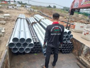 Kho MTP xuất 6 tấn ống thép phi 76 nhúng nóng cho công trình lan can cầu tại Long An