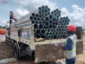 Xe tải chuyên dụng MTP chở 120 cây ống thép phi 114 đen đến dự án nhà xưởng tại Đồng Nai