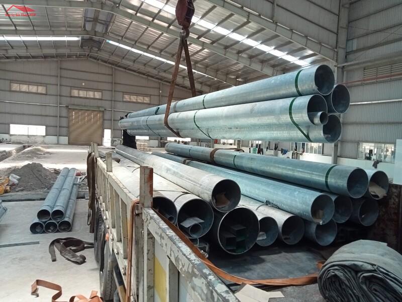 Kho MTP xuất 8 tấn ống thép phi 114 nhúng nóng cho công trình cầu vượt tại Long An