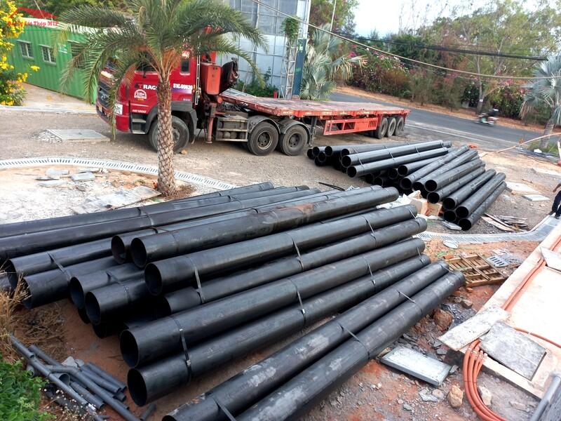 Xe tải chuyên dụng MTP chở 30 cây ống thép phi 219 đến dự án cọc khoan nhồi tại Đồng Nai