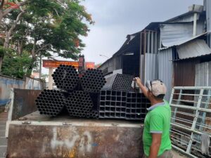 Giao 420 cây ống thép phi 34 đến xưởng cơ khí tại TP.HCM