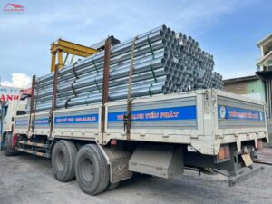 Xe tải MTP chở 300 cây ống thép phi 49 đen đến xưởng cơ khí tại Bình Dương