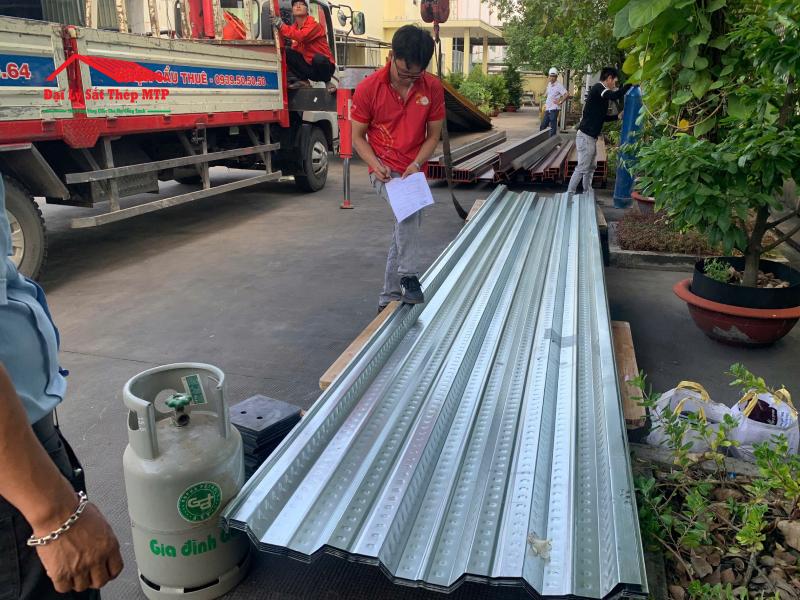 Giao 23 tấm tôn mạ kẽm cán sóng sàn 7.5 dem (5 m: 17 tấm, 6 m: 6 tấm) cho Nhà máy Xuất nhập khẩu Thái Châu tại KCN Hải Sơn, Đức Hòa, Long An
