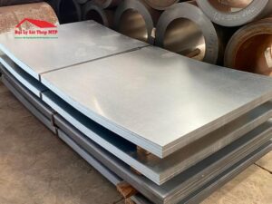 Tôn lạnh được cán phẳng và cắt theo quy cách tại Sắt Thép MTP