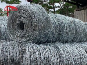 Dây thép gai được xoắn từ các sợi dây thép, có các cụm gai nhọn để hạn chế xâm nhập