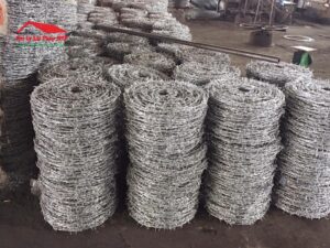 1 cuộn dây kẽm gai có nặng 40 - 50kg